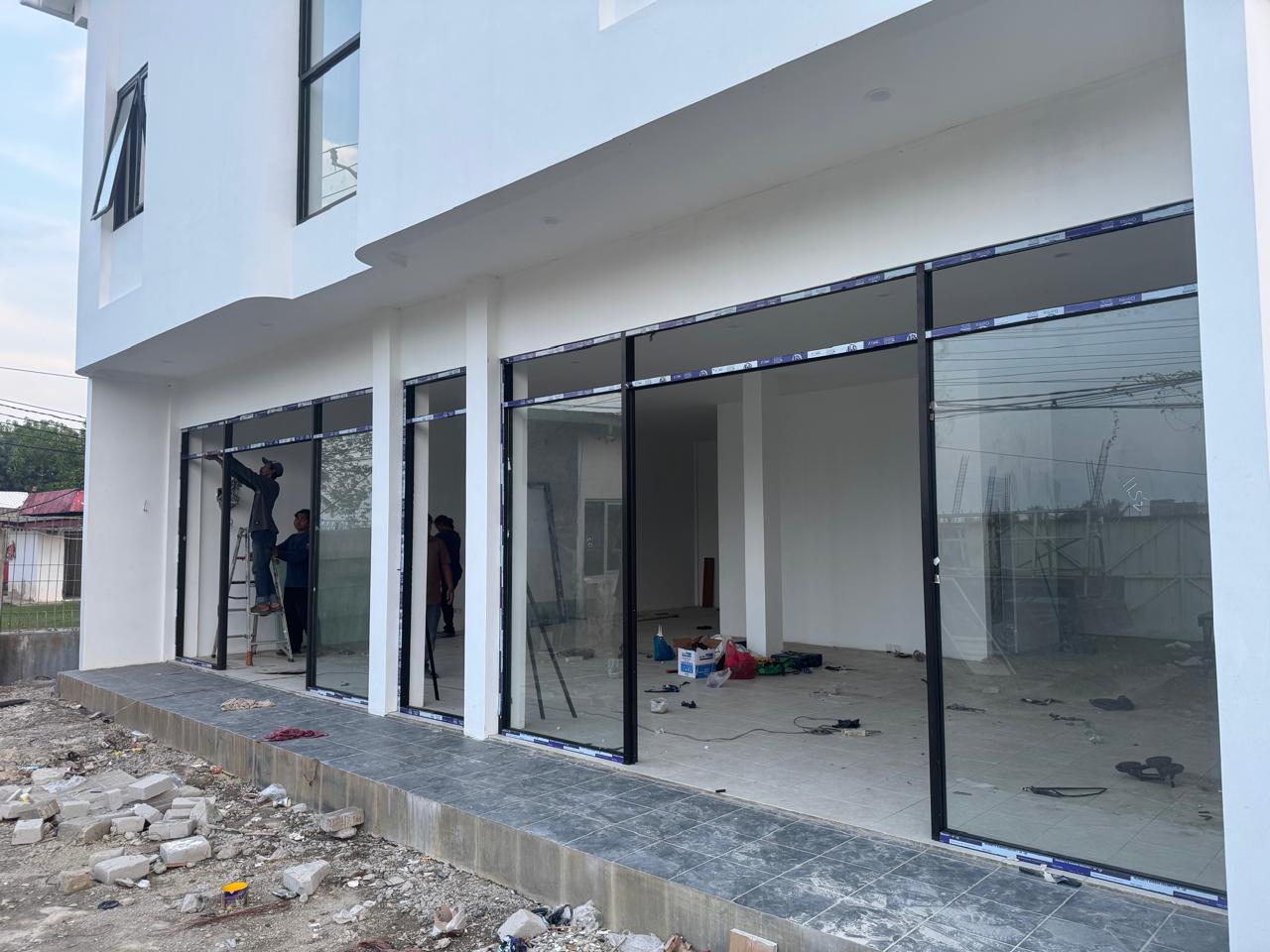 Progres pemasangan kaca kompleks ruko Kresek